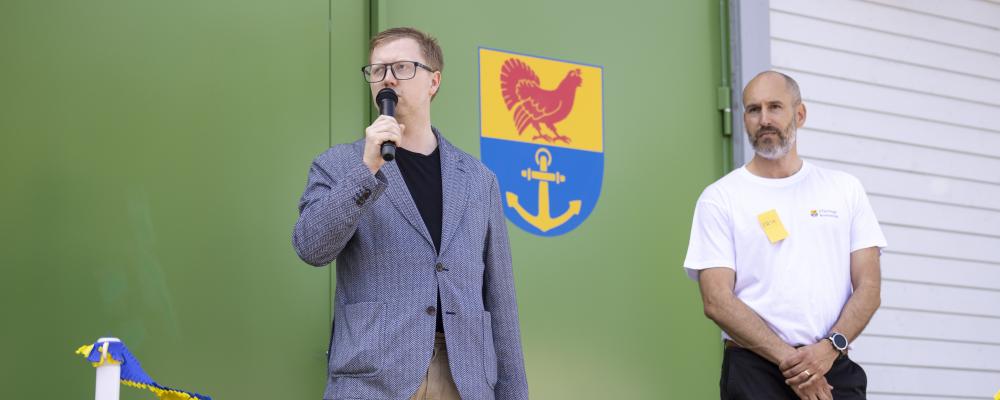 Martin Strömvall, stadsbyggnadsnämndens ordförande, inviger Dalarö reningsverk. Foto: Haninge kommun