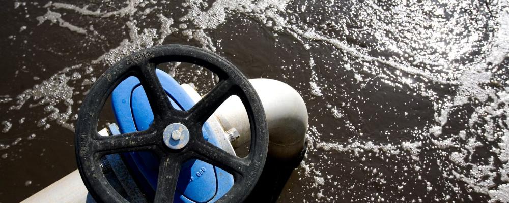 Drickbart efter rening? Det går att göra avloppsvatten så rent att det kan drickas. Men är allmänheten redo att göra det? Svaret är nej, enligt Linnéuniversitetets enkätundersökning.
FOTO SWRAB