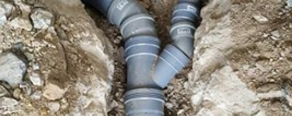 Stambyten blir aktuella i allt fler fastigheter när äldre avloppssystem når slutet av sin livslängd. Foto: Qenneth/Wikimedia Commons/https://commons.wikimedia.org/wiki/File:Sewerage_pipes.png