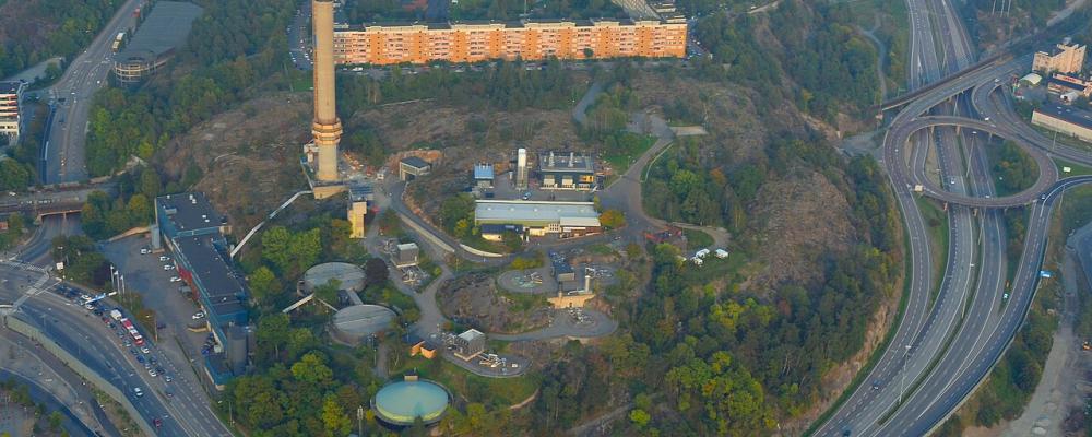 Flygfoto över Henriksdals reningsverk och Henriksdalsberget i Nacka kommun 2014. Bild: Esquilo/Wikimedia Commons/https://commons.wikimedia.org/wiki/File:Henriksdals_reningsverk,_flygfoto_2014-09-20.jpg