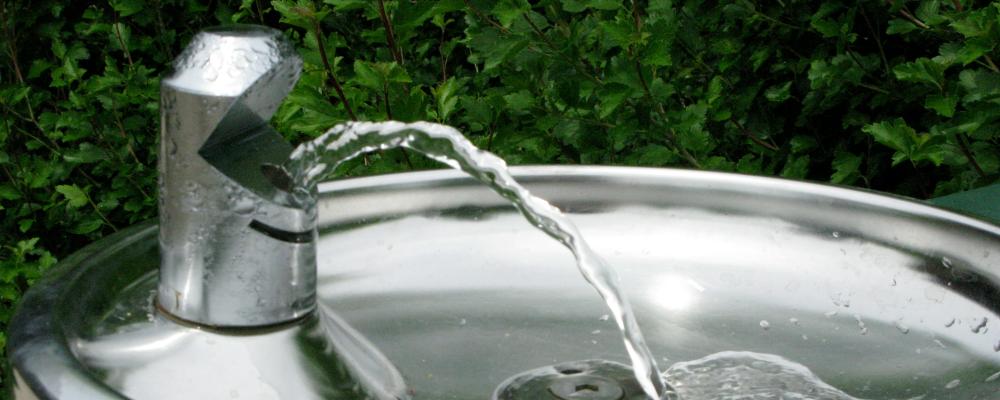 Dricksvattenfontän utomhus. Foto: Deborah L Carlson/Unsplash