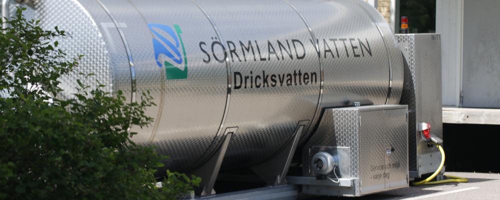 Stor trycksatt vattentank driver köket på Valla skola när det ordinarie vattnet är avstängt. Foto: Katrineholms kommun