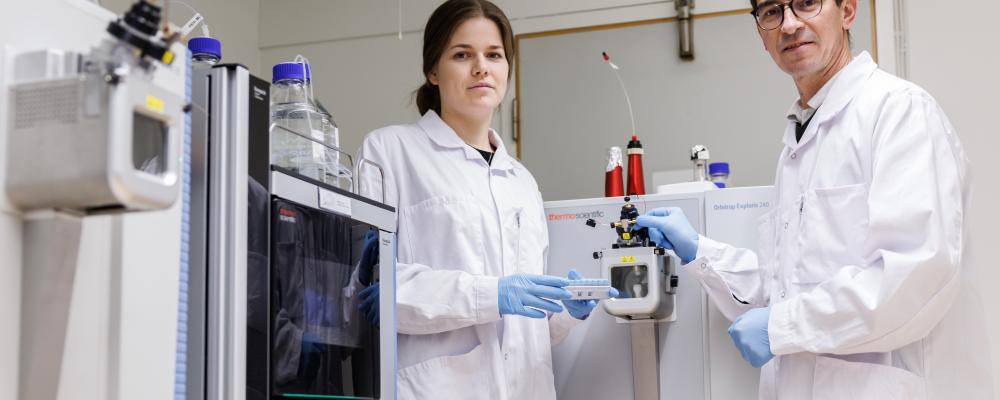 Aina Vaivade och Kim Kultima har undersökt halterna av vanliga miljöföroreningar i blod hos personer med MS med hjälp av en masspektrometer (bilden). Foto: Tobias Sterner/Uppsala universitet