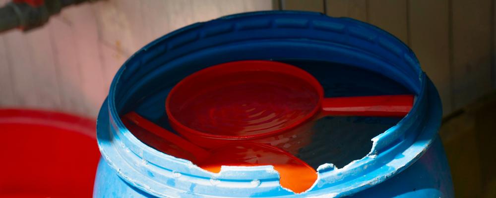 Sex av tio saknar helt sparat dricksvatten. Undersökningen visar dessutom att tillgången till beredskapsvatten i hemmen skiljer sig stort mellan olika delar av landet. Foto: Manh Le/Unsplash.