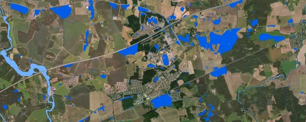 Bluespot-kartläggning i Mantorp visar riskområden vid skyfall. Mörkblå ytor markerar översvämningsrisk, ljusblå visar vattendrag och sjöar. Bild: Metrea