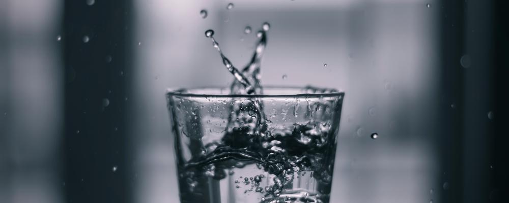 Dricksvatten. Foto: andrew r / unsplash