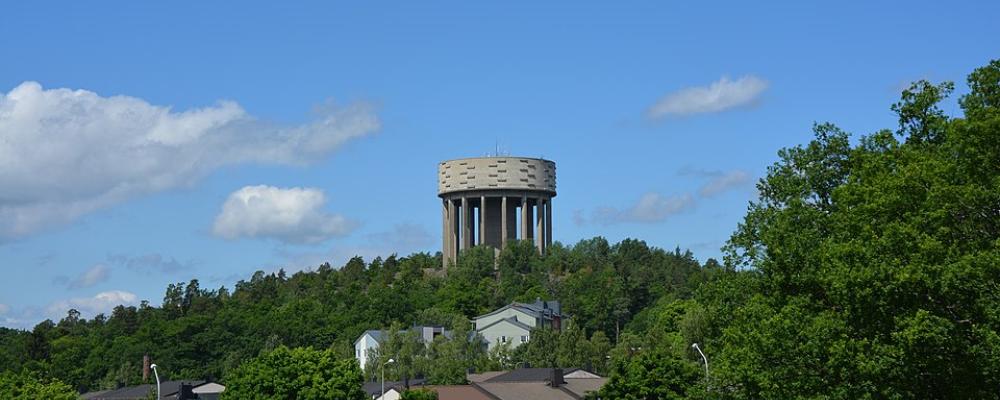 Vattentornet i Sätra, Stockholm. Foto: Wikimedia Commons/https://commons.wikimedia.org/wiki/File:Vattentornet_i_S%C3%A4tra.jpg?uselang=fr