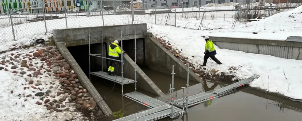 Istället för att laga mindre skador punktvis har Trafikverket valt att gjuta på den befintliga konstruktionen. Foto: Trafikverket