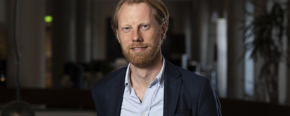 Senior strateg Erik Karlsson från Svenskt Vatten presenterar investeringsbehoven, aktuella utredningar och Riksrevisionens granskning under Almedalsveckan 2025. Foto: Johan Bävman