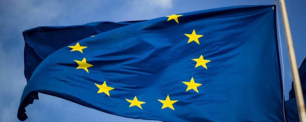 EU har nyligen presenterat sin första gemensamma vattenstrategi. Men enligt Pär Dalhielm, vd på Svenskt Vatten, saknas ett avgörande inslag: ett tydligt förbud mot PFAS-ämnen. Foto: Christian Lue/Unsplash