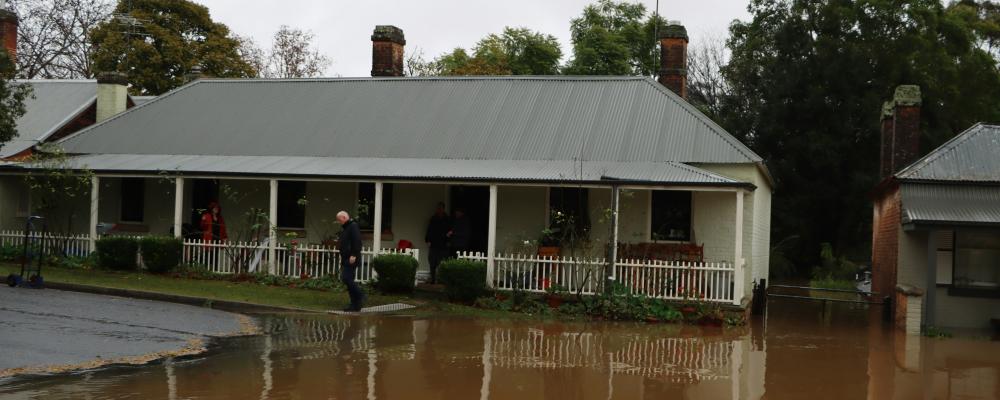 Översvämningsvatten strax före översvämning av ett hus i Windsor, västra Sydney, NSW, Australien. 5 juli 2022. Foto: wes warren /unsplash