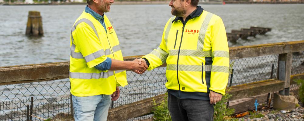 Roger Thilander, vd för Göteborgs Fiskauktion och stadsbyggnadsnämndens ordförande Johannes Hulter tar i hand. Foto: Göteborgs Fiskhamn