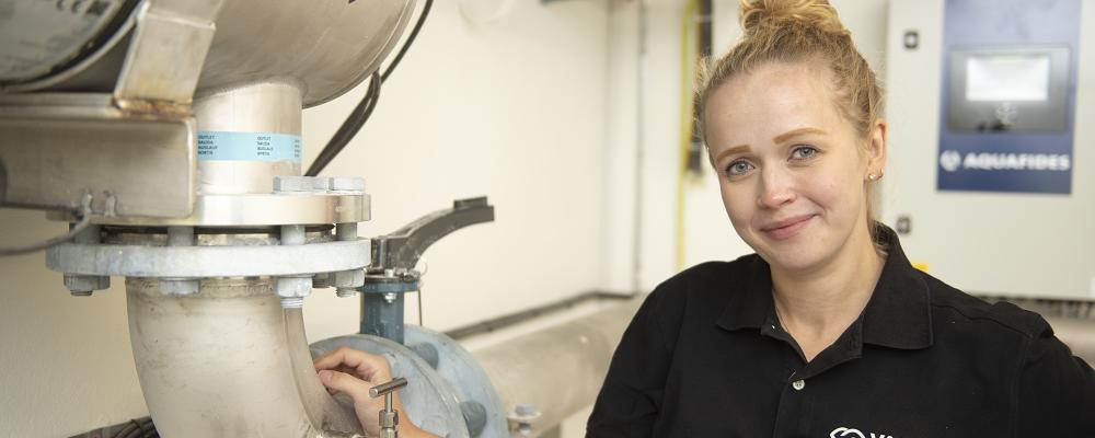 Projektledare Anthonia Forsberg i det nyrenoverade vattenverket utanför Nordmaling Foto: Vaikin