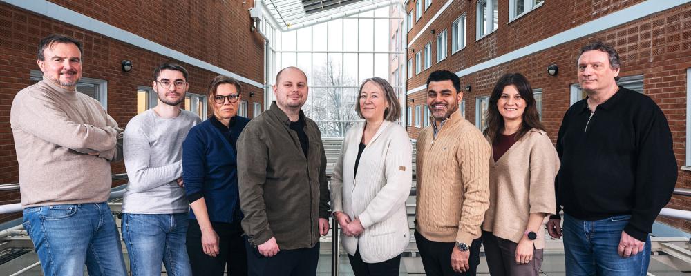 Några av FVB:s medarbetare i Göteborg, från vänster: Daniel Andersson, Jesper Eriksson, Sofie Beno, Fredrik Bornefalk, Cilla Dahlberg Larsson, Azin Baker, Louise Kempe, Michael Nordgren. Foto: Skvader Media Rickard Olausson.