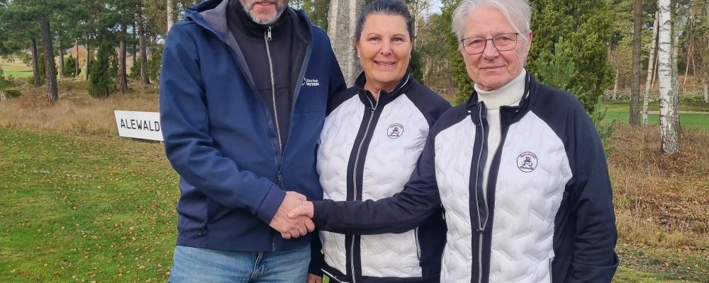 Mikael Persson med golfklubbens representanter. Foto: Gästrike Vatten