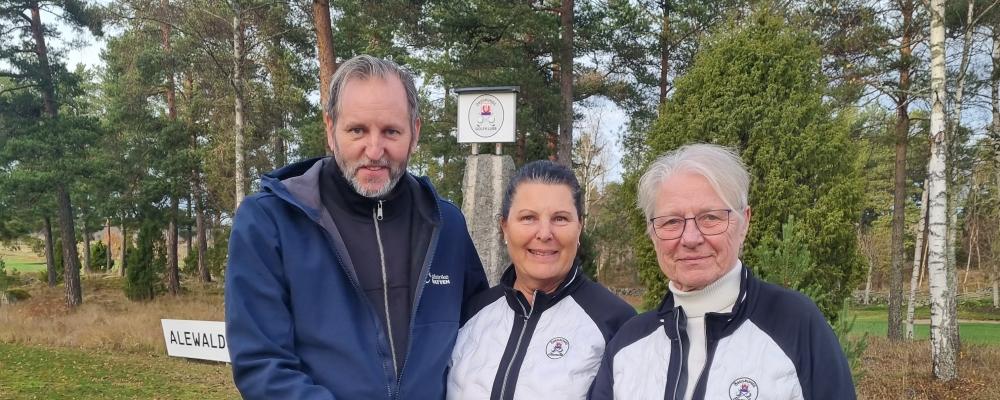 Mikael Persson med golfklubbens representanter. Foto: Gästrike Vatten