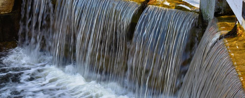 Enligt Nya Lidköpings-Tidningen Plus skrotades planerna på ett gemensamt reningsverk av juridiska skäl. Foto:  jeffrey eisen unsplash