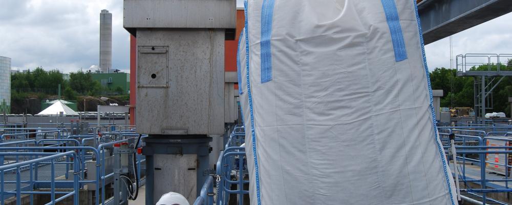 34 000 liter runda små plastbitar fulla med bakterier är på väg från Gryaab till reningsverket Séliane i Frankrike. På bilden fylls nya bärare på i Gryaabs bassänger. Foto: Gryab