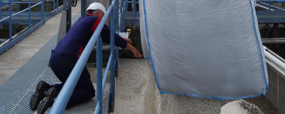 34 000 liter runda små plastbitar fulla med bakterier är på väg från Gryaab till reningsverket Séliane i Frankrike. På bilden fylls nya bärare på i Gryaabs bassänger. Foto: Gryab