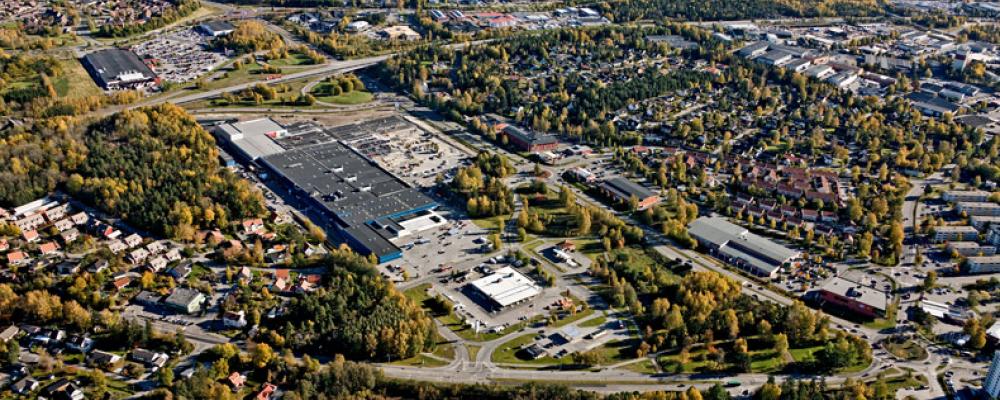 Haninge kontors- och industriområde vid väg 73 (Nynäsvägen) mot SO. Brandbergens bostadsområde i bakgrunden. Foto: Jan Augustsson / Wikimedia Commons / https://commons.wikimedia.org/wiki/File:Haninge_-_KMB_-_16001000294704.jpg