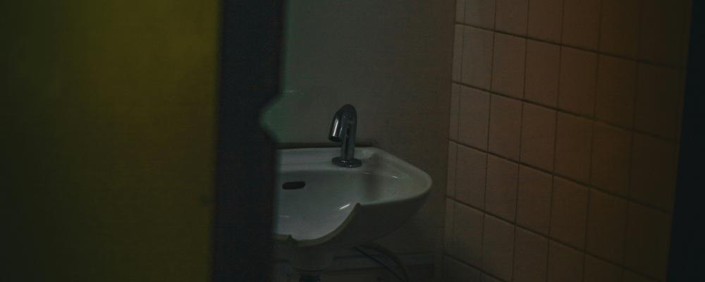 Trots krav på tillgängliga offentliga toaletter fungerar många av dem inte i praktiken. Utrymmet är ofta för litet och viktiga hjälpmedel, som taklyft och skötbrits för äldre ungdomar och vuxna, saknas. Foto: 5010/Unsplash