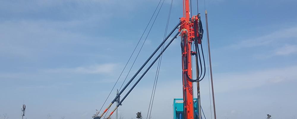 En geotermisk brunn borras på Dals ridplan i Helsingfors. Borrningen sker med vattenhammarteknik i hård granit. Foto: Hanjin D&B.