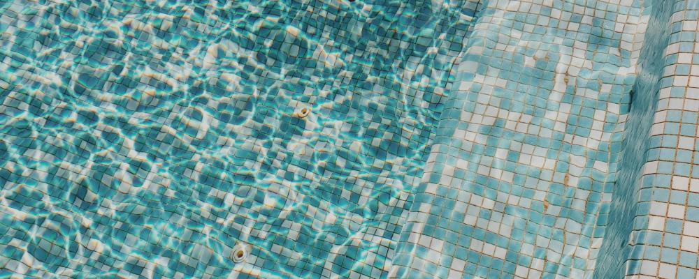 Stängningen orsakas av haveri i vattenreningen, vilket slagit ut både pumpar och klordosering. Foto: rhamely / unsplash