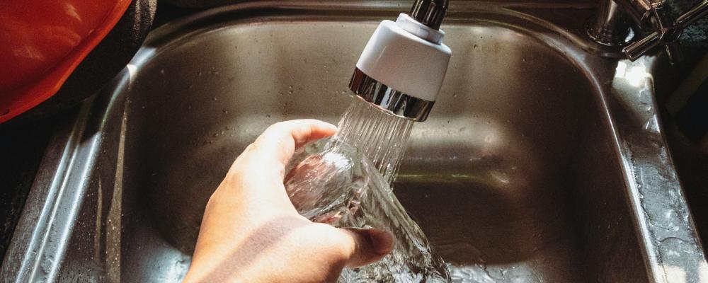 Teknik- och fastighetsnämnden i Karlstad gav förvaltningen i uppdrag att ta fram underlag inför ett beslut i kommunfullmäktige om att sänka VA-taxan under 2026. Foto: ivan samudra / Unsplash