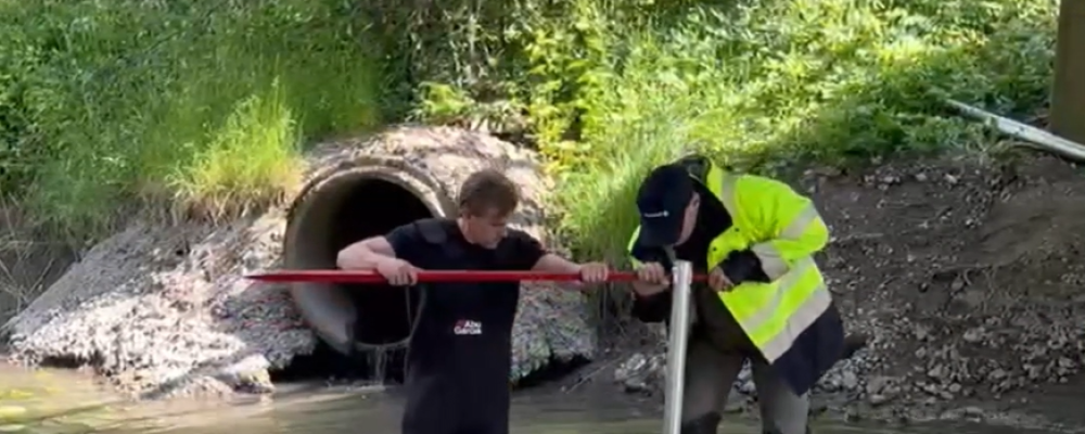 Installation av flödesmätare i Lillån. Foto: Örebro komun