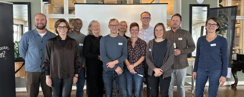 Juryn tillsammans med finalisterna från Hässleholm och Laholm och hederspritagarna från Örkelljunga. Foto: Svenskt Vatten