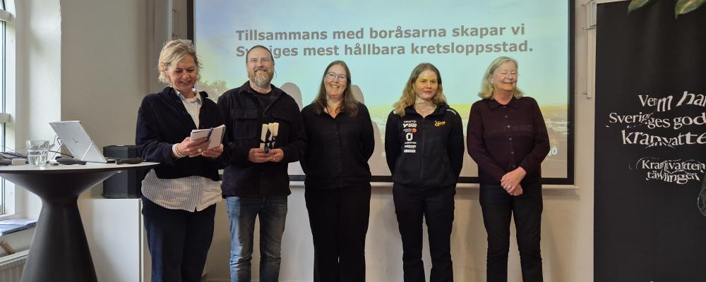 Kranvattentävlingens jury. Gunilla Hultren Karell (juryordförande), Pär Strömberg, Sara Bagge, Thilda Häll och Solveig Sommarström (kvalitetsansvarig). Foto: Borås Energi och Miljö