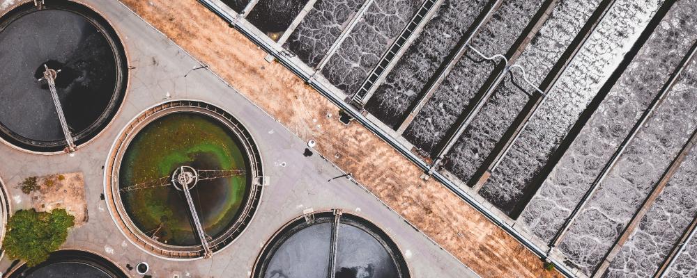 Kraven gäller bland annat utsläppsgränser och avancerad rening i större anläggningar. Foto: ivan bandura/Unsplash