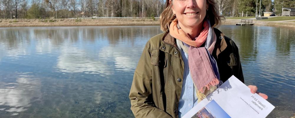 Ann-Charlotte Duvkär med Mälarenergi Vattens utredning om tänkbara källor till PFAS-föroreningarna. "Det här handlar om en historisk PFAS-skuld. Varken Mälarenergi Vatten eller våra kunder har gjort något fel, men det är i vårt knä som den här historiska skulden har hamnat". Foto: Mälarenergi