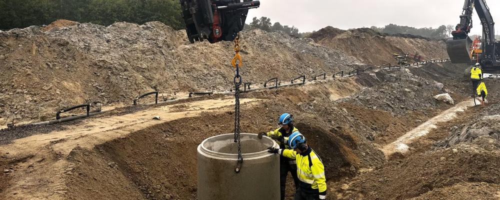 Ny avloppsledning vid Södra Kringelvägen. Ett av flera stora VA-projekt i Hässleholms kommun. Foto: Hässleholms Miljö.
