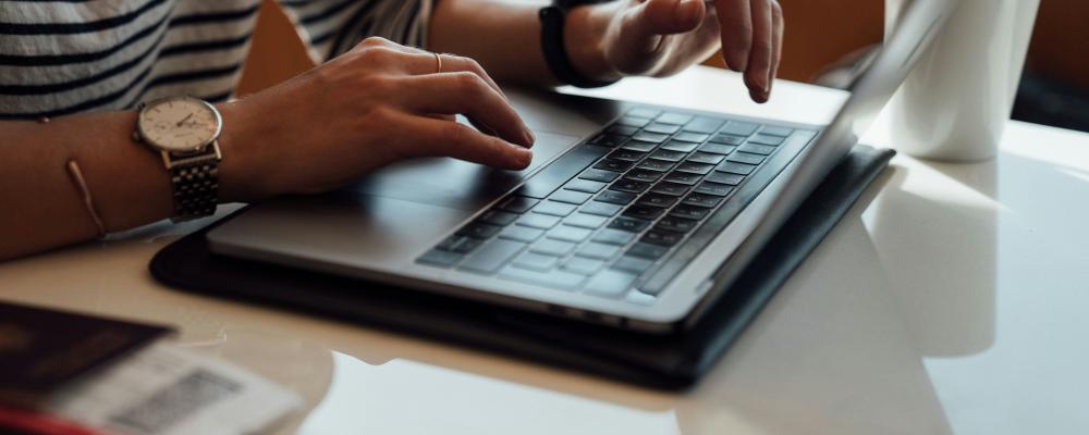 Ett nytt AI-baserat verktyg gör det möjligt att söka och ställa frågor direkt mot hela biblioteket av SVU-rapporter. Foto: Etienne Boulanger/Unsplash