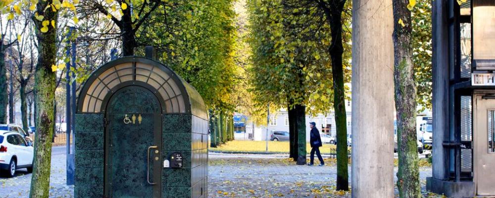 En av stadens tidigare toaletter på Valhallavägen i Stockholm. De nya toaletterna kommer att se liknande ut. Foto: Stockholms stad