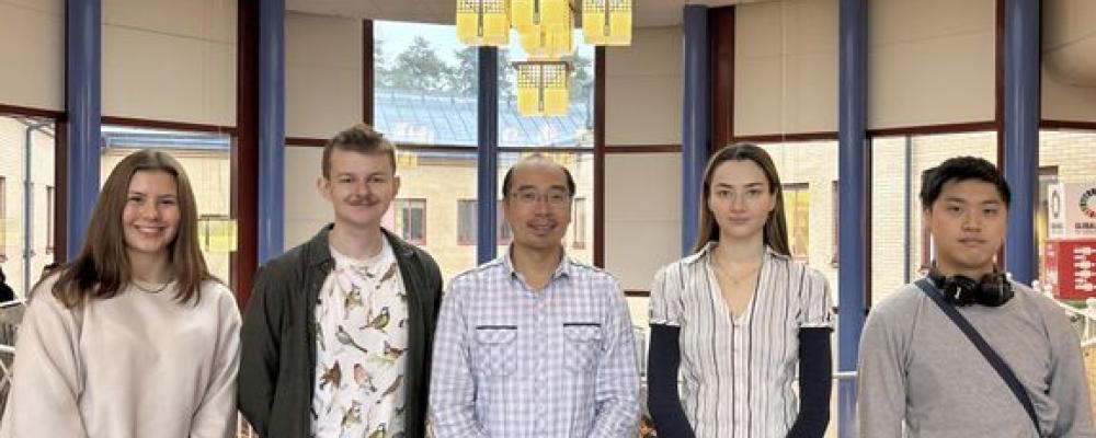 Kemistudenterna Hilda Gustafsson, Axel Moosberg, Malin Hallberg och Kevin Li tillsammans med Leo Yeung, forskare i kemi vid Örebro universitet, som står i mitten av bilden. Foto: Örebro universitet