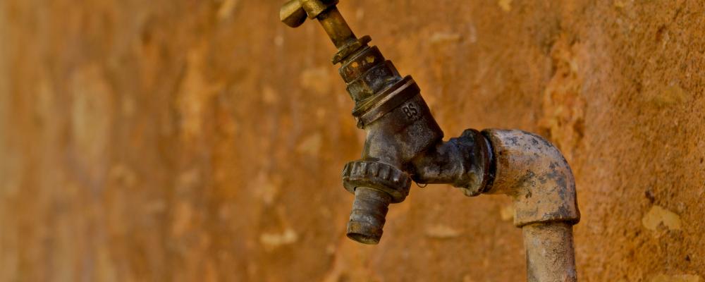 PFAS-föroreningar i enskilda brunnar har väckt krav på ny provtagning och kommunal anslutning. Foto: Jouni Rajala/Unsplash
