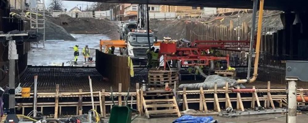 En tunnel byggs under järnvägen. Foto: Trafikverket