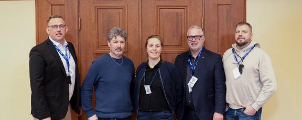 Närvarande när det nya avtalet signerades: Från vänster Mattias Svelander, projektchef NCC, Ulf Norlén, ombud, projektägare samt förvaltningschef Teknisk förvaltning Östersunds kommun, Sofia Grelsson, projektledare Östersunds kommun, Richard Mattsson, ombud och affärschef NCC Construction Sverige AB, Tore Åberg, projektsamordnare och konsult Östersunds kommun. Foto: Östersunds kommun