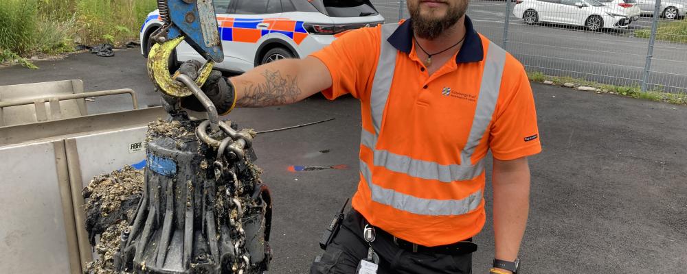 I avloppsledningarna bildas långa kletiga trådar av tops, hår, våtservetter och hushållspapper som fastnar i pumparna som finns i avloppsledningsnätet. Björn Andersson, driftingenjör på Kretslopp och vatten inom Göteborgs Stad rensar en pump som börjar arbeta sämre på grund av skräpet. Foto:  Foto: Johan Flanke