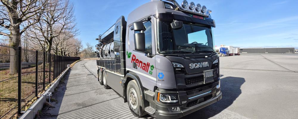 Elektrifierad kombinerad spol- och slambil. Foto: Scania