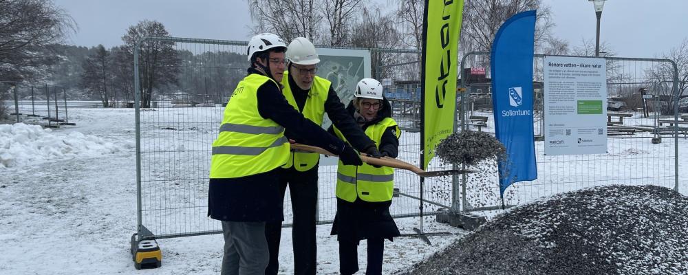 Jonas Riedel, ordförande i Miljö- och klimatnämnden, Björn Edström, styrelseordförande för SEOM, Britt-Inger Wennström Kajnäs, ordförande i kommunstyrelsens mark- och exploateringsutskott tar första spadtaget.