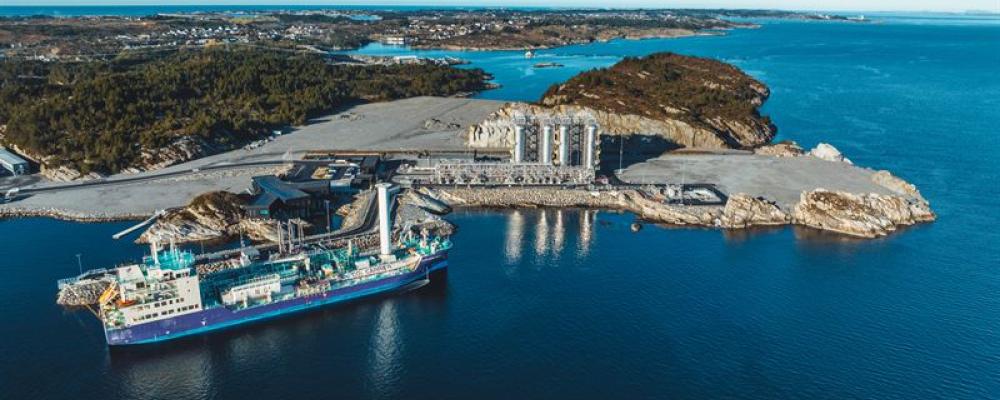 Industriell anläggning vid kust med fartyg. Pressfoto: Ruben Soltvedt/Rejlers.