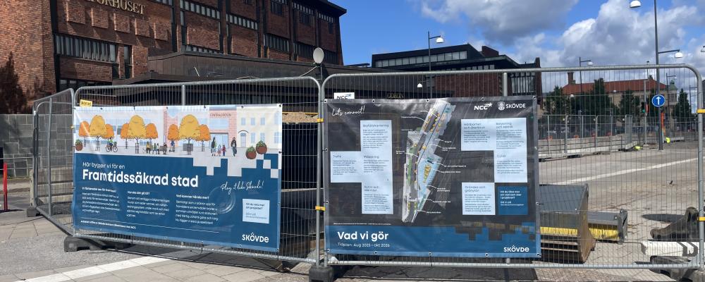 Foto: Skövde kommunNu sitter vepor uppe på plats vid stationsområdet för att informera förbipasserande om projektets förlopp och omfattning.