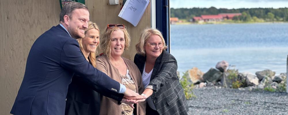 Fabian Sjöberg från Östhammars kommun, Jessica Stenberg från AFRY, Camilla Björk från Björks Rostfria och Lena Blad från Gästrike Vatten startar ett testprojekt för att avsalta havsvatten. Foto: Gästrike Vatten