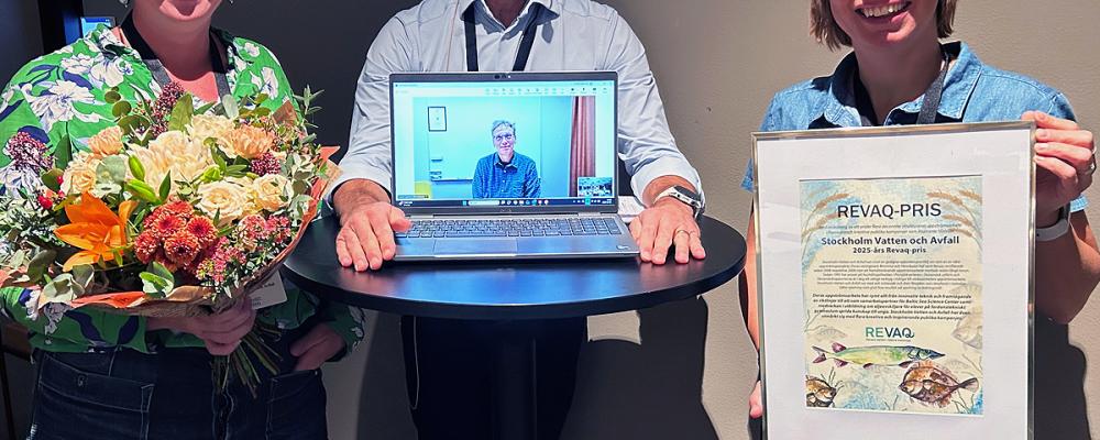Linnea Skälegård, Lisa Ejermark samt Ragnar Lagerkvist på skärmen, från Stockholm Vatten och Avfall samt Anders Finnson från Svenskt Vatten i samband med prisutdelningen. Foto: Stockholm Vatten och Avfall
