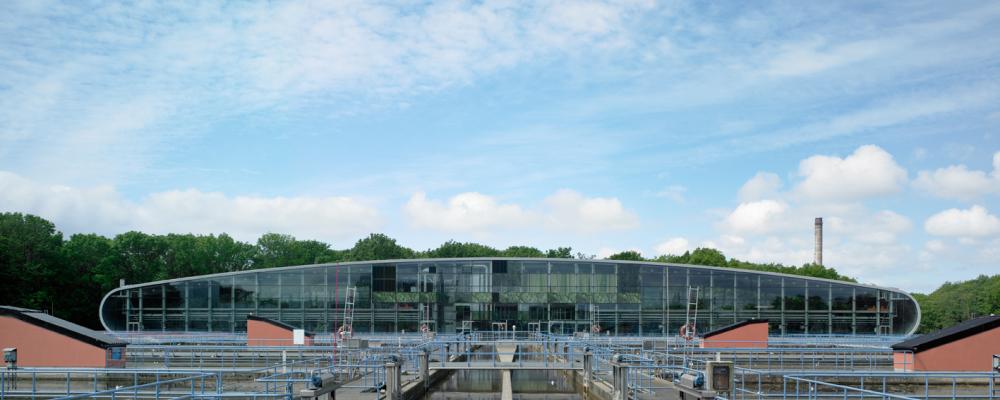 Skivfilteranläggning på Ryaverken i Göteborg. Foto: Bert Leandersson/Wikimedia Commons/https://commons.wikimedia.org/wiki/File:Skivfilteranl%C3%A4ggning_Gryaab_KUB_arkitekter.jpg