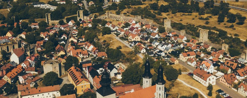 Området kring Hejdeby, där GGN-banan ligger och där föroreningar upptäckts, ligger i utkanten av Visby. Foto: Michael Odelberth/Unsplash