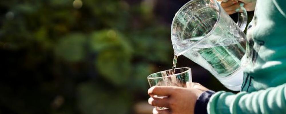 Inför sommaren har några orter i Uppsala kommun låga grundvattennivåer. Det beror på att det under våren kom mindre nederbörd än normalt. I dagsläget är det inte aktuellt med något bevattningsförbud, men läget kan snabbt förändras om det blir varmt och vattenkonsumtionen ökar. Fotograf: Johan Bävman